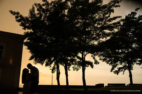 ensaio pré casamento da daniella e glereston com fotos românticas, expontâneas e criativas de silhuetas fotografadas pelo romulo silva fotografias no forte do castelo em belém do pa'