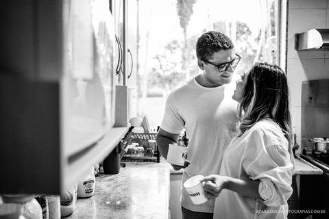 ensaio pré casamento do leo e ana paula com fotos expontâneas e curativas dentro de casa na cozinha fotografado pelo romulo silva fotografias'