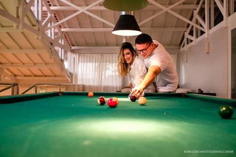 ensaio pré casamento do leo e ana paula com fotos expontâneas e curativas dentro de casa jogando sinuca fotografado pelo romulo silva fotografias'