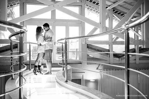 ensaio pré casamento do leo e ana paula com fotos expontâneas e curativas dentro de casa fotografado pelo romulo silva fotografias'