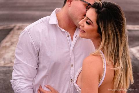 ensaio pré casamento do leo e ana paula com fotos expontâneas e curativas dentro de casa fotografado pelo romulo silva fotografias'