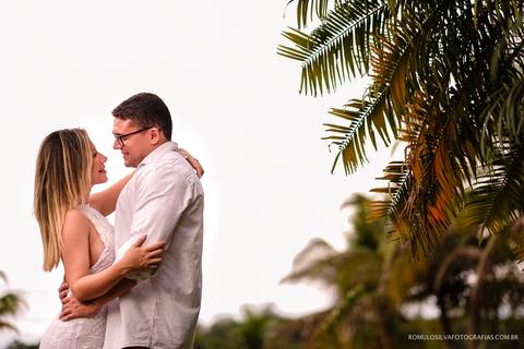 ensaio pré casamento do leo e ana paula com fotos expontâneas e curativas dentro de casa fotografado pelo romulo silva fotografias'