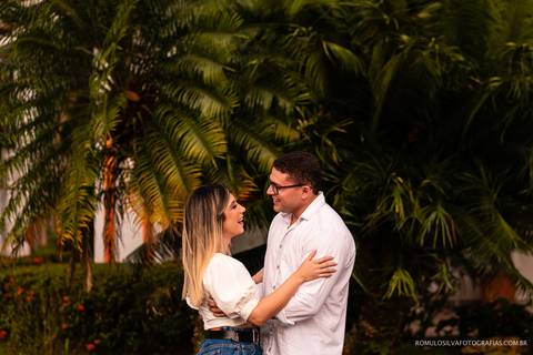 ensaio pré casamento do leo e ana paula com fotos expontâneas e curativas dentro de casa fotografado pelo romulo silva fotografias'
