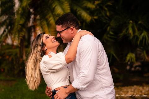 ensaio pré casamento do leo e ana paula com fotos expontâneas e curativas dentro de casa fotografado pelo romulo silva fotografias'