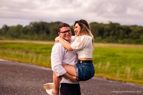 ensaio pré casamento do leo e ana paula com fotos expontâneas e curativas dentro de casa fotografado pelo romulo silva fotografias'