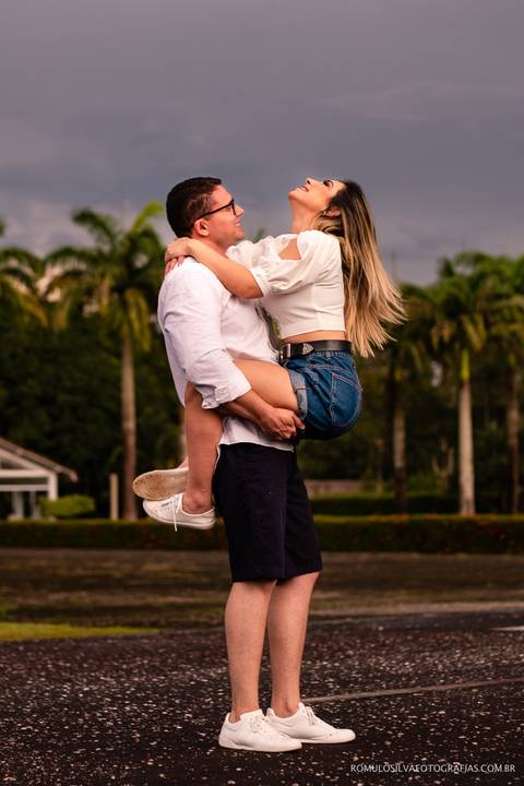 ensaio pré casamento do leo e ana paula com fotos expontâneas e curativas dentro de casa fotografado pelo romulo silva fotografias'