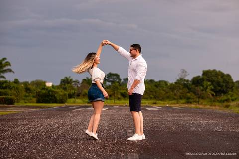 ensaio pré casamento do leo e ana paula com fotos expontâneas e curativas dentro de casa fotografado pelo romulo silva fotografias'