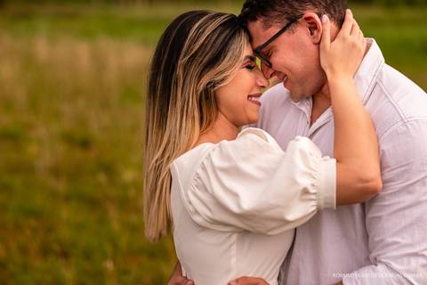 ensaio pré casamento do leo e ana paula com fotos expontâneas e curativas dentro de casa fotografado pelo romulo silva fotografias'