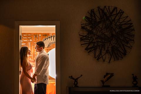 ensaio pré casamento do leo e ana paula com fotos expontâneas e curativas dentro de casa fotografado pelo romulo silva fotografias'