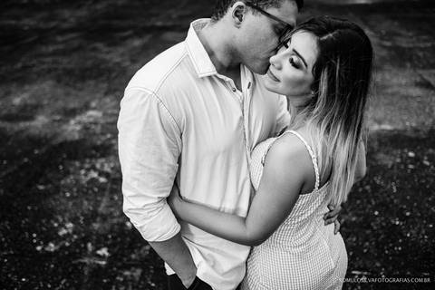 ensaio pré casamento do leo e ana paula com fotos expontâneas e curativas dentro de casa fotografado pelo romulo silva fotografias'