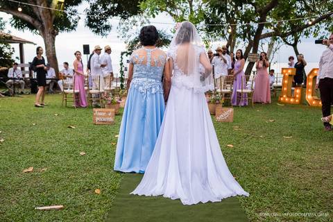 casamento de dia na praia da josi e do charles realizado em mosqueiro pa com fotos criativas de momentos únicos e expontâneos fotografado pelo romulo silva fotografias'