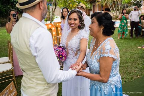 casamento de dia na praia da josi e do charles realizado em mosqueiro pa com fotos criativas de momentos únicos e expontâneos fotografado pelo romulo silva fotografias'