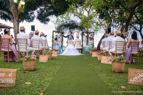 casamento de dia na praia da josi e do charles realizado em mosqueiro pa com fotos criativas de momentos únicos e expontâneos fotografado pelo romulo silva fotografias'
