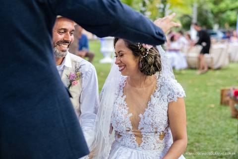 casamento de dia na praia da josi e do charles realizado em mosqueiro pa com fotos criativas de momentos únicos e expontâneos fotografado pelo romulo silva fotografias'