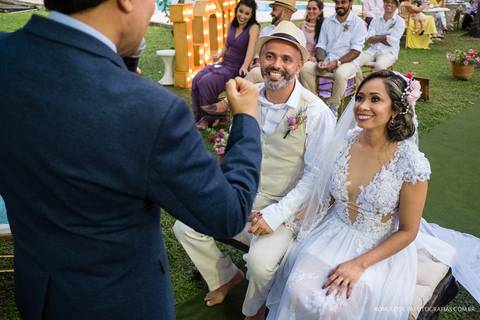 casamento de dia na praia da josi e do charles realizado em mosqueiro pa com fotos criativas de momentos únicos e expontâneos fotografado pelo romulo silva fotografias'