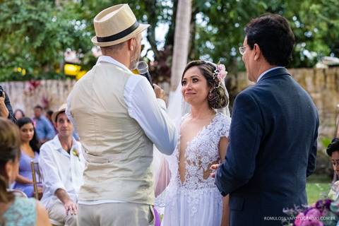 casamento de dia na praia da josi e do charles realizado em mosqueiro pa com fotos criativas de momentos únicos e expontâneos fotografado pelo romulo silva fotografias'