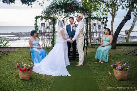 casamento de dia na praia da josi e do charles realizado em mosqueiro pa com fotos criativas de momentos únicos e expontâneos fotografado pelo romulo silva fotografias'