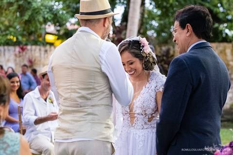casamento de dia na praia da josi e do charles realizado em mosqueiro pa com fotos criativas de momentos únicos e expontâneos fotografado pelo romulo silva fotografias'