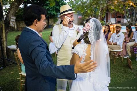 casamento de dia na praia da josi e do charles realizado em mosqueiro pa com fotos criativas de momentos únicos e expontâneos fotografado pelo romulo silva fotografias'