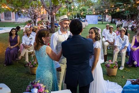 casamento de dia na praia da josi e do charles realizado em mosqueiro pa com fotos criativas de momentos únicos e expontâneos fotografado pelo romulo silva fotografias'