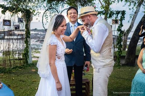casamento de dia na praia da josi e do charles realizado em mosqueiro pa com fotos criativas de momentos únicos e expontâneos fotografado pelo romulo silva fotografias'