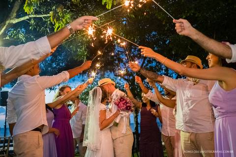 casamento de dia na praia da josi e do charles realizado em mosqueiro pa com fotos criativas de momentos únicos e expontâneos fotografado pelo romulo silva fotografias'