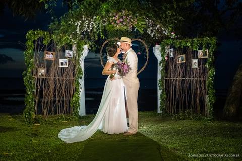casamento de dia na praia da josi e do charles realizado em mosqueiro pa com fotos criativas de momentos únicos e expontâneos fotografado pelo romulo silva fotografias'