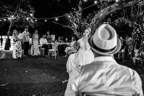 casamento de dia na praia da josi e do charles realizado em mosqueiro pa com fotos criativas de momentos únicos e expontâneos fotografado pelo romulo silva fotografias'