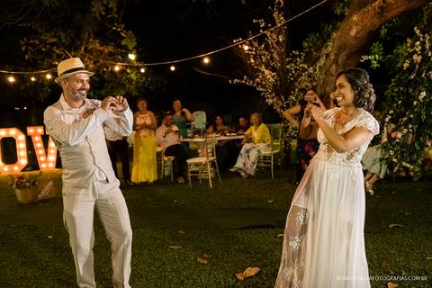 casamento de dia na praia da josi e do charles realizado em mosqueiro pa com fotos criativas de momentos únicos e expontâneos fotografado pelo romulo silva fotografias'