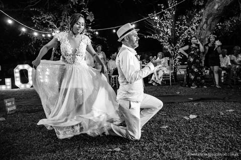 casamento de dia na praia da josi e do charles realizado em mosqueiro pa com fotos criativas de momentos únicos e expontâneos fotografado pelo romulo silva fotografias'