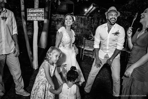 casamento de dia na praia da josi e do charles realizado em mosqueiro pa com fotos criativas de momentos únicos e expontâneos fotografado pelo romulo silva fotografias'
