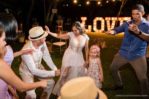 casamento de dia na praia da josi e do charles realizado em mosqueiro pa com fotos criativas de momentos únicos e expontâneos fotografado pelo romulo silva fotografias'