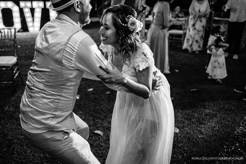 casamento de dia na praia da josi e do charles realizado em mosqueiro pa com fotos criativas de momentos únicos e expontâneos fotografado pelo romulo silva fotografias'