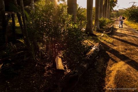 Ensaio fotográfico pré casamento na fazenda da themis e do josé com  imagens criativas e expontâneas fotografado pelo romulo silva fotografias '
