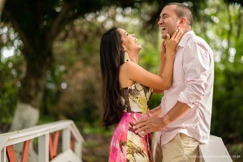 Ensaio pré casamento da thais e do fabrício com fotos expontâneas e criativas ao ar livre e fotografado por romulo silva fotografias '