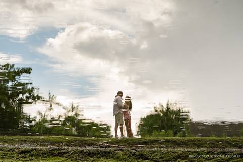 Ensaio pré casamento da thais e do fabrício com fotos expontâneas e criativas ao ar livre e fotografado por romulo silva fotografias'