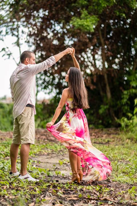 Ensaio pré casamento da thais e do fabrício com fotos expontâneas e criativas ao ar livre e fotografado por romulo silva fotografias'
