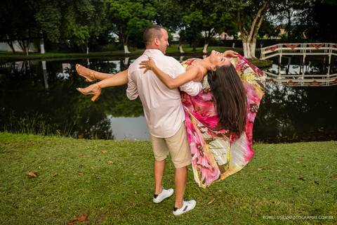 Ensaio pré casamento da thais e do fabrício com fotos expontâneas e criativas ao ar livre e fotografado por romulo silva fotografias'
