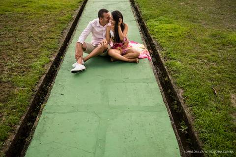 Ensaio pré casamento da thais e do fabrício com fotos expontâneas e criativas ao ar livre e fotografado por romulo silva fotografias'