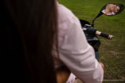 Ensaio pré casamento da thais e do fabrício com fotos expontâneas e criativas ao ar livre e fotografado por romulo silva fotografias'