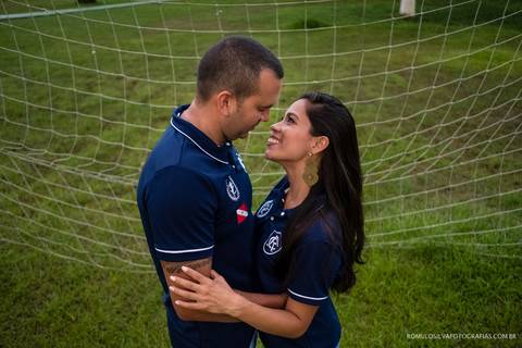 Ensaio pré casamento da thais e do fabrício com fotos expontâneas e criativas ao ar livre e fotografado por romulo silva fotografias'