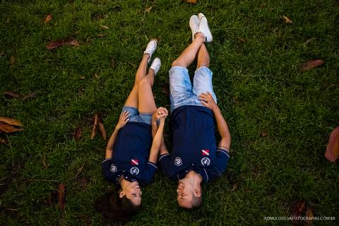 Ensaio pré casamento da thais e do fabrício com fotos expontâneas e criativas ao ar livre e fotografado por romulo silva fotografias'