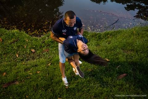 Ensaio pré casamento da thais e do fabrício com fotos expontâneas e criativas ao ar livre e fotografado por romulo silva fotografias'