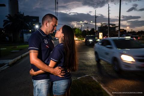 Ensaio pré casamento da thais e do fabrício com fotos expontâneas e criativas ao ar livre e fotografado por romulo silva fotografias'