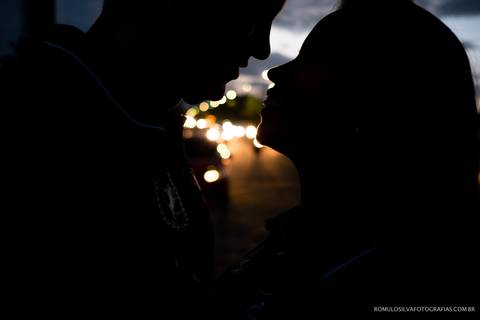 Ensaio pré casamento da thais e do fabrício com fotos expontâneas e criativas ao ar livre e fotografado por romulo silva fotografias'