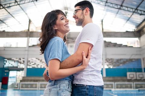 Ensaio pré casamento da Renata e do Tihiro contando a história de como se conheceram na escola com fotos criativas e expontâneas fotografado por romulo silva fotografias '