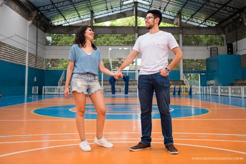 Ensaio pré casamento da Renata e do Tihiro contando a história de como se conheceram na escola com fotos criativas e expontâneas fotografado por romulo silva fotografias '