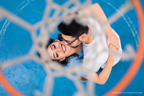 Ensaio pré casamento da Renata e do Tihiro contando a história de como se conheceram na escola com fotos criativas e expontâneas fotografado por romulo silva fotografias '