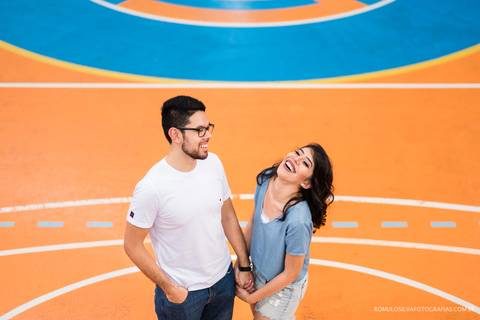 Ensaio pré casamento da Renata e do Tihiro contando a história de como se conheceram na escola com fotos criativas e expontâneas fotografado por romulo silva fotografias '