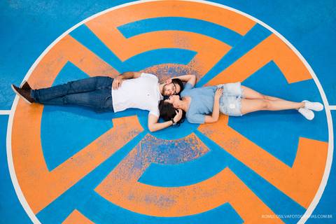 Ensaio pré casamento da Renata e do Tihiro contando a história de como se conheceram na escola com fotos criativas e expontâneas fotografado por romulo silva fotografias '